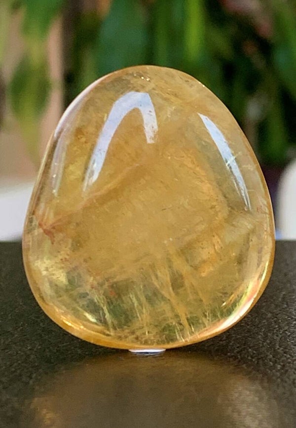 Gele Fluoriet knuffelsteen plat