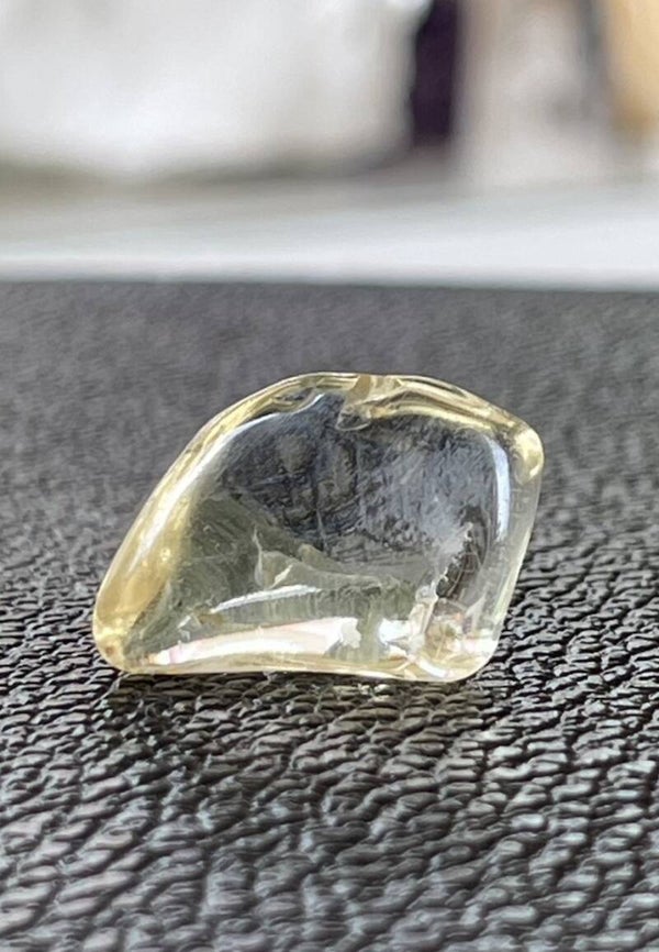 Gouden Labradoriet of Bytowniet trommelsteen