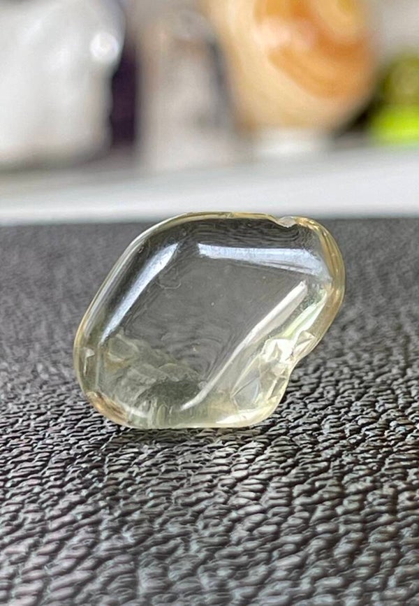 Gouden Labradoriet of Bytowniet trommelsteen