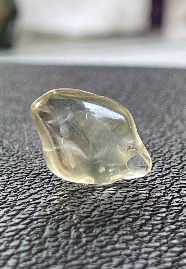 Gouden Labradoriet of Bytowniet trommelsteen