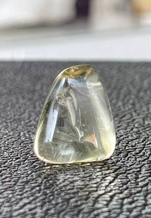 Gouden Labradoriet of Bytowniet trommelsteen