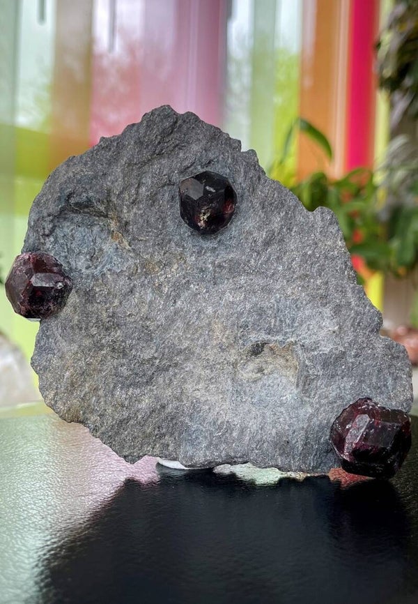 Granaat in matrix uit Alaska USA ruw, medium