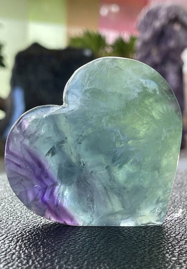 Groene Feather Fluoriet hart met paars en blauw, medium