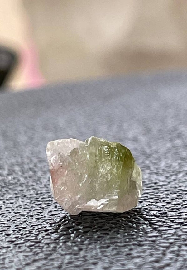 Groene Toermalijn ruw, heel klein