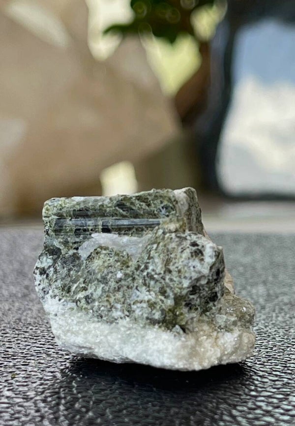 Groene Toermalijn op Calciet uit Mozambique ruw, klein