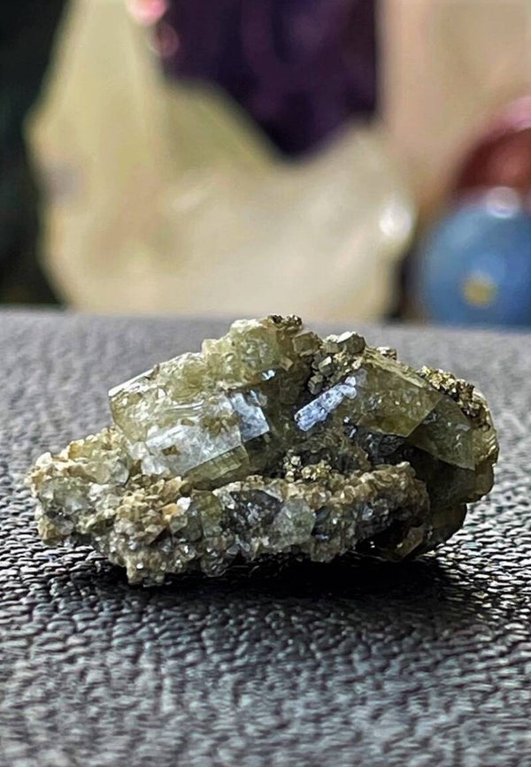 Apatiet groen met Sideriet en Pyriet uit Portugal ruw, klein