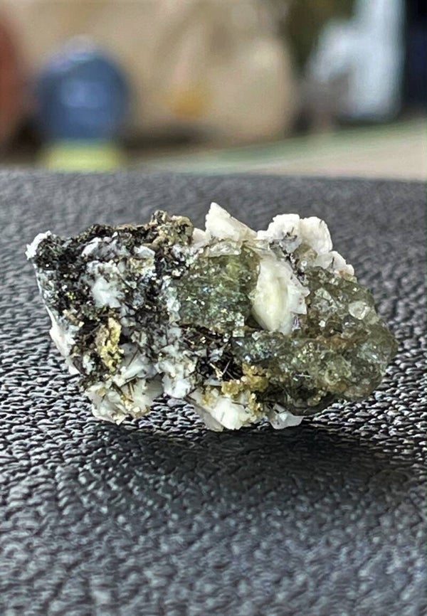 Groene Apatiet met Toermalijn, Calciet en Sideriet uit Portugal ruw, klein