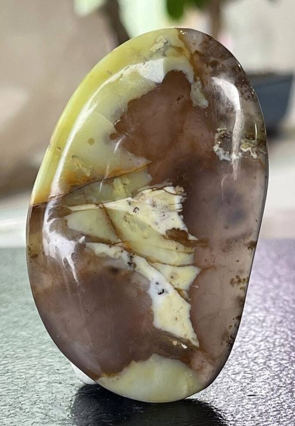 Groene Opaal handsteen, plat, beetje gedraaid