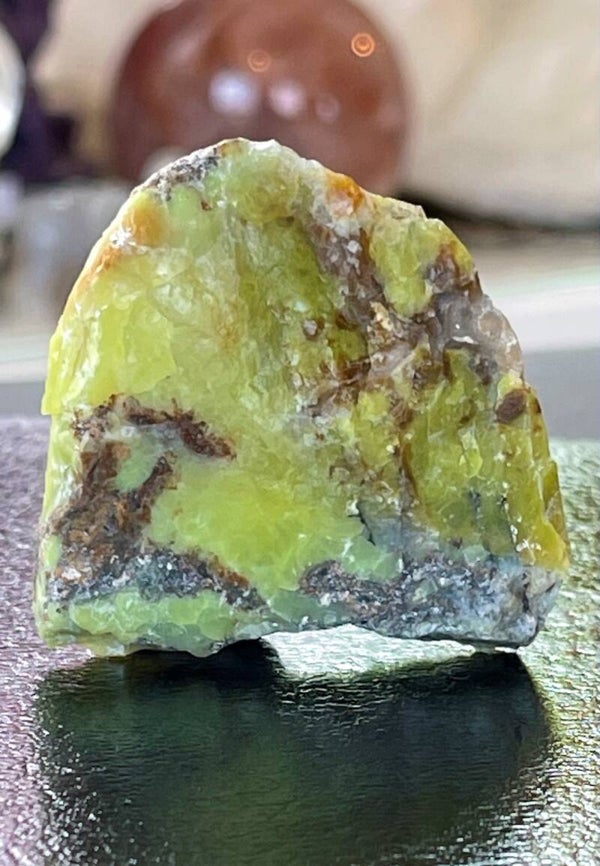 Groene Opaal plat stukje ruw, één zijde gepolijst