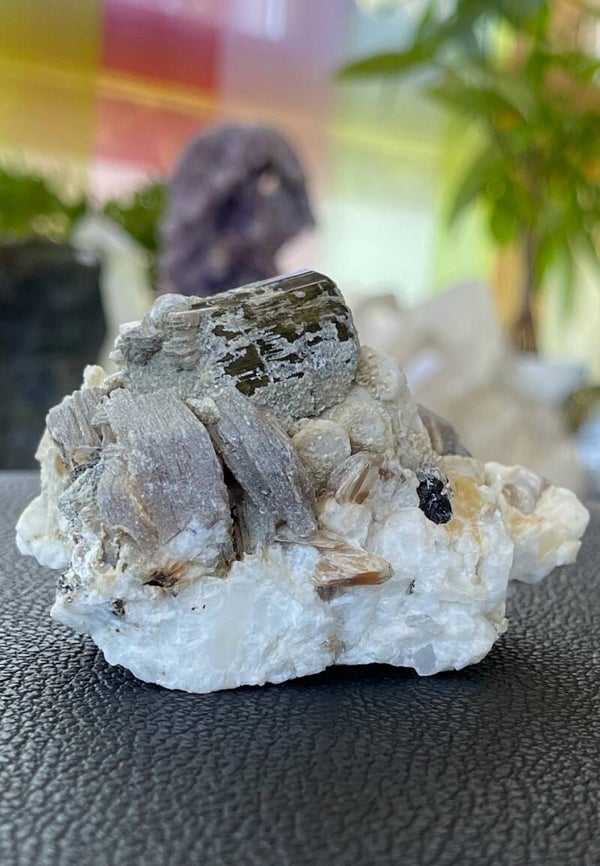 Groene Toermalijn met mica op matrix uit Pakistan ruw, medium