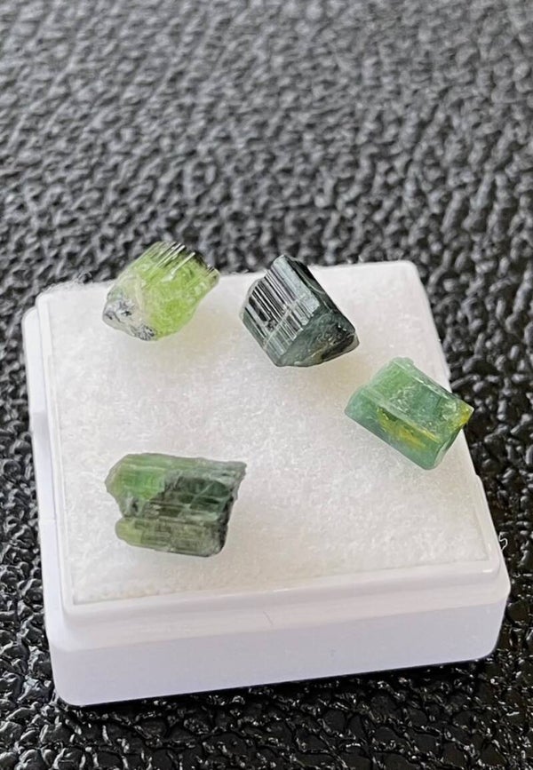 Groene Toermalijn ruw uit Brazilië 4 stuks, klein