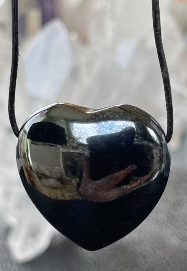 Hematiet hangertje hart doorboord, met veter