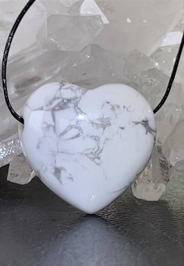 Howliet hangertje hart doorboord, met veter