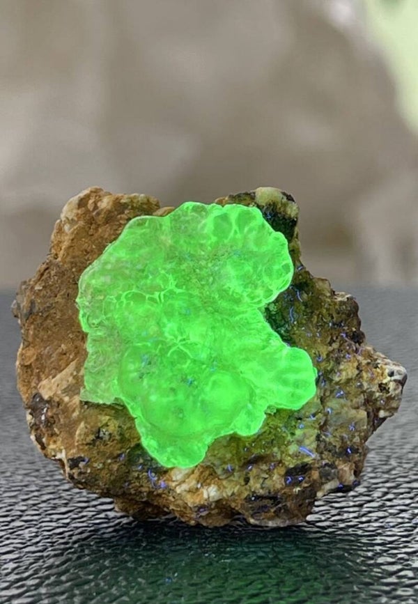 Hyaliet Opaal op matrix uit Namibië ruw, klein