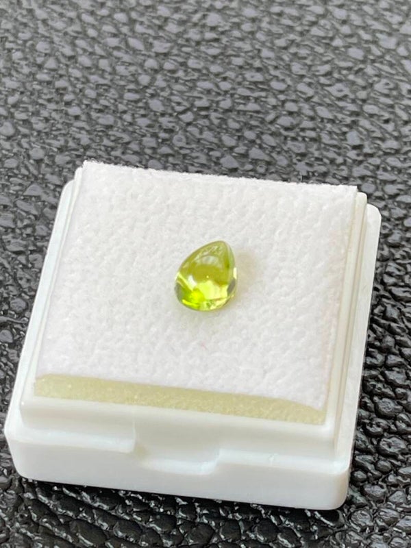 Peridoot edelsteen cabochon, druppel, klein
