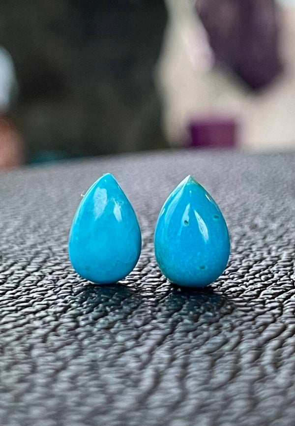 Turkoois edelsteen uit Arizona cabochon druppel, klein, per paar