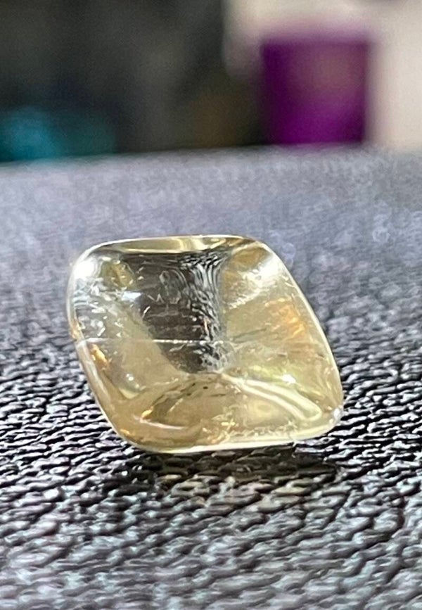 Gouden Labradoriet of Bytowniet trommelsteen