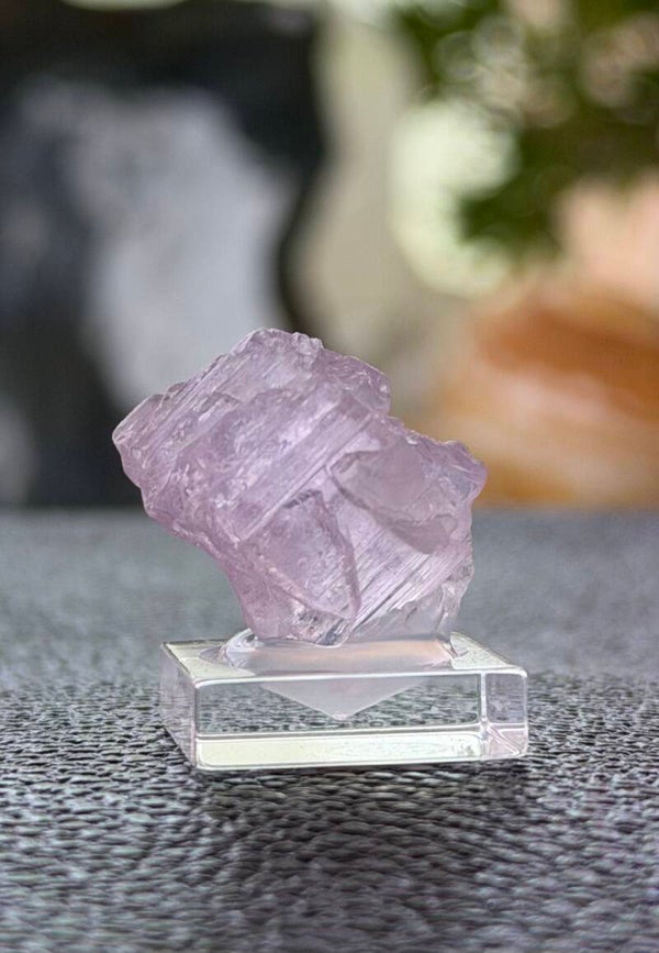 Kunziet roze uit Afghanistan ruw, klein