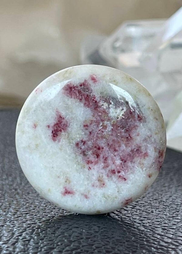 Cinnabar in Kwarts edelsteen cabochon rond, medium