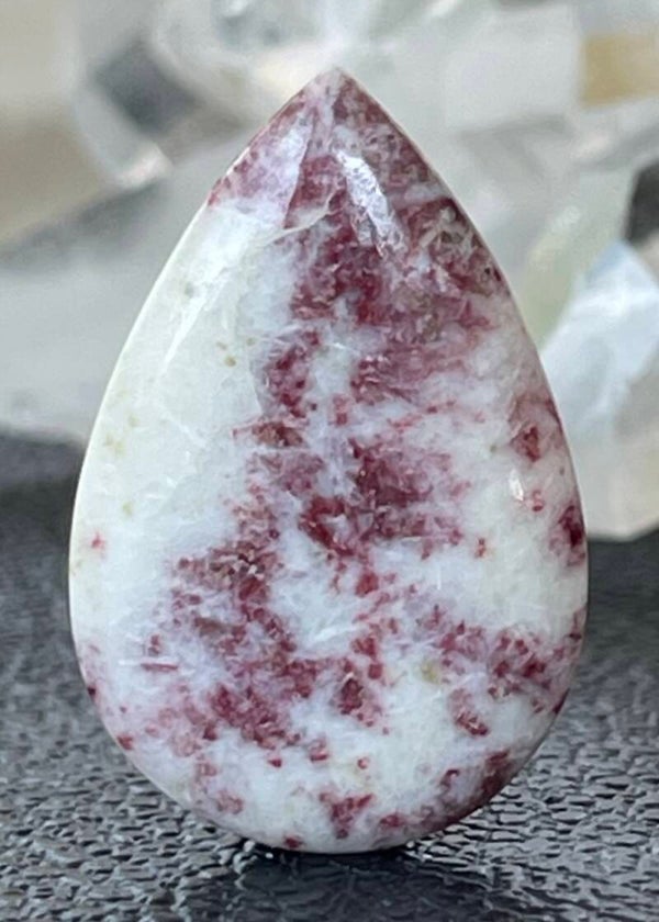 Cinnabar in Kwarts edelsteen cabochon druppel, medium