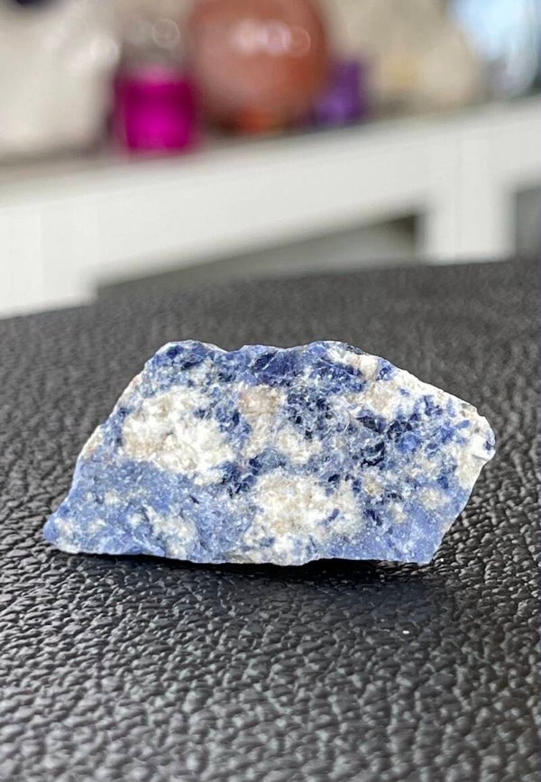 Sodaliet uit Namibië, één zijde ruw, klein