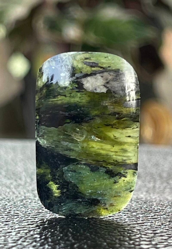Tremoliet edelsteen cabochon rechthoekig uit Zuid Siberië, medium