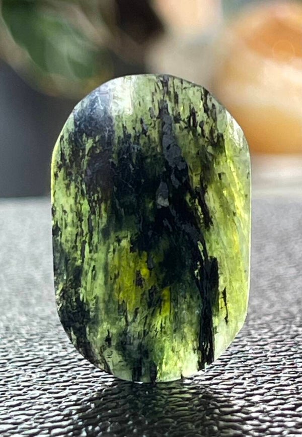 Tremoliet edelsteen cabochon ovaal rechthoekig uit Zuid Siberië, medium
