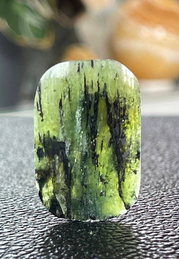 Tremoliet edelsteen cabochon rechthoekig uit Zuid Siberië, medium