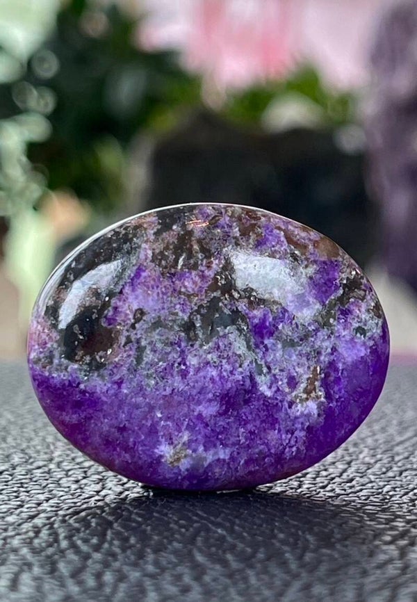 Sugiliet edelsteen cabochon ovaal, groot