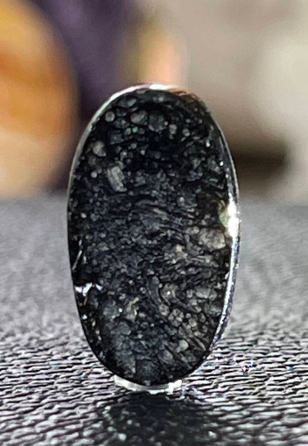 Tektiet edelsteen met ruwe bovenkant ovaal, klein