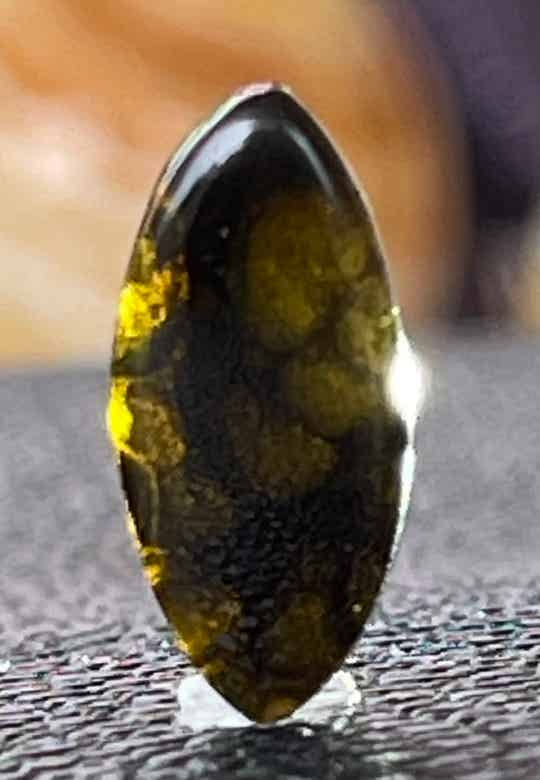 Tektiet edelsteen cabochon marquise vorm, klein