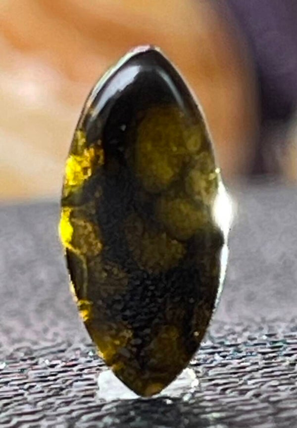Tektiet edelsteen cabochon marquise vorm, klein
