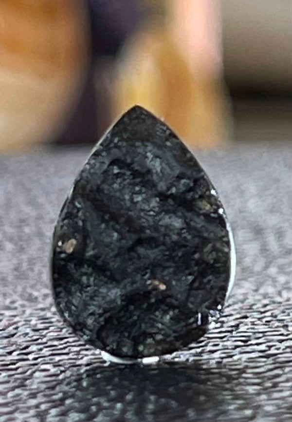 Tektiet edelsteen met ruwe bovenkant druppel, klein