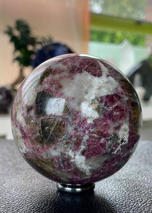 Rubelliet of roze Toermalijn bol, groot 8,8cm