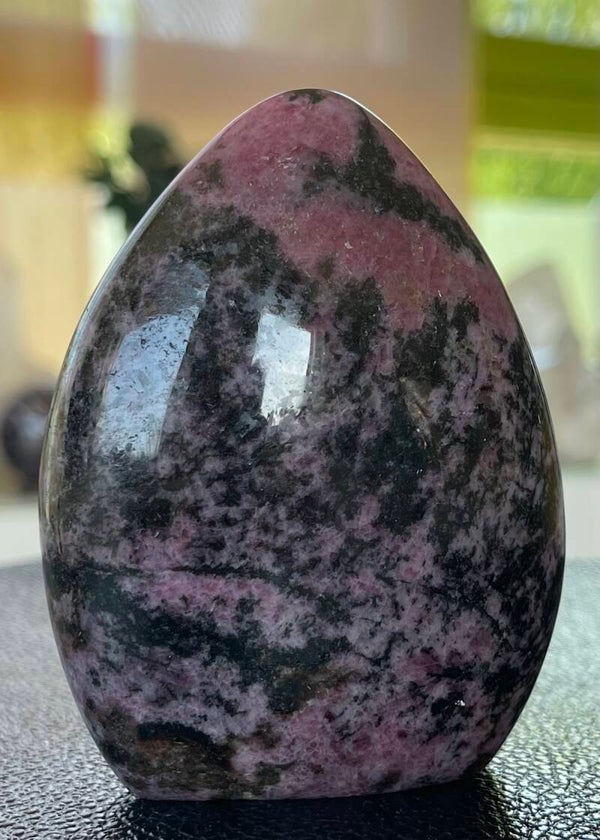 Rhodoniet free form staand, medium