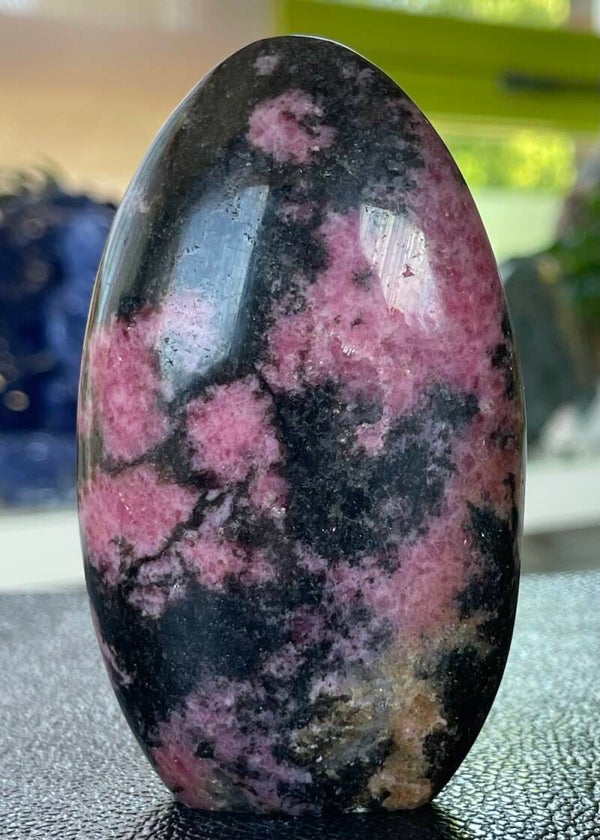 Rhodoniet free form staand, medium