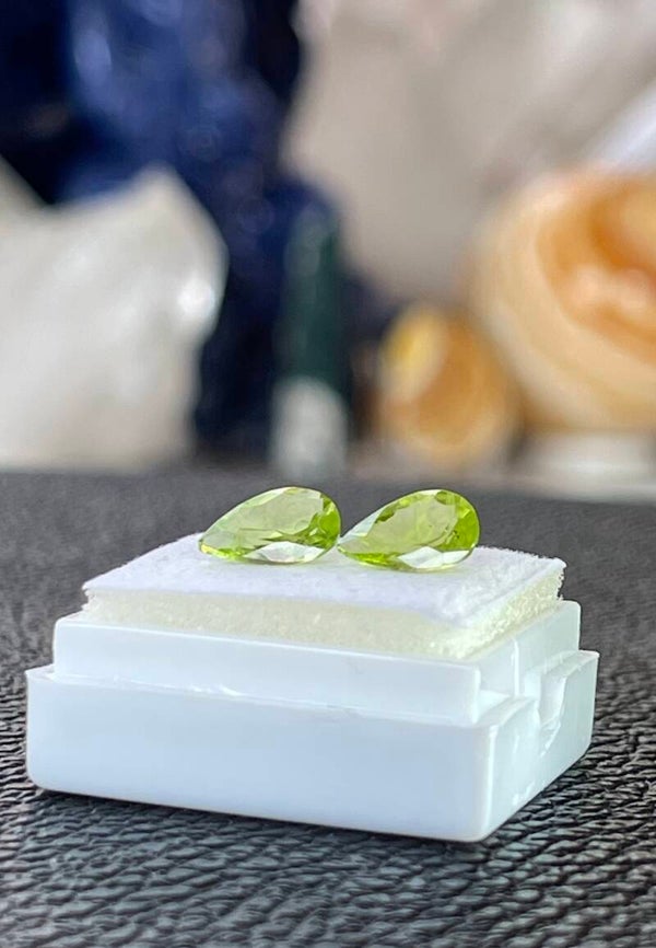 Peridoot edelsteen facet geslepen druppel, klein, per paar