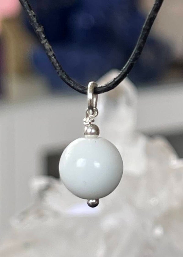 Witte Jade hangertje, met veter