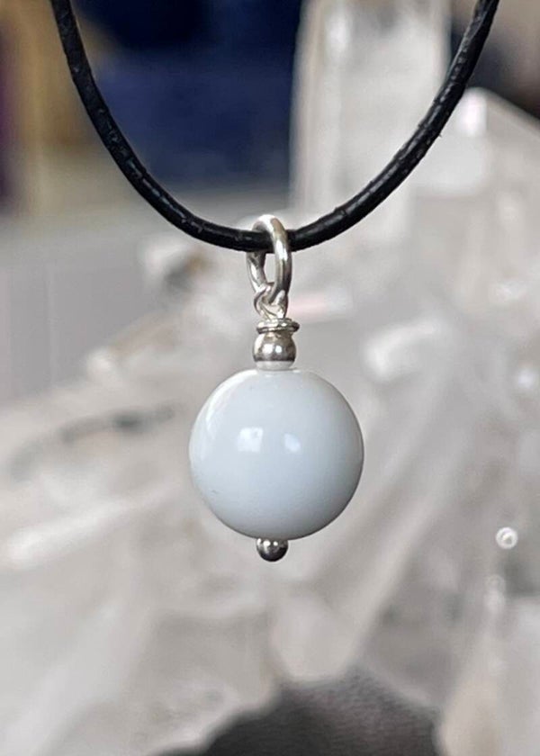 Witte Jade hangertje, met veter