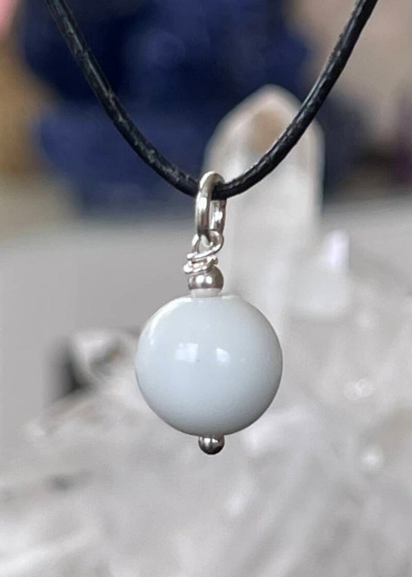 Witte Jade hangertje, met veter