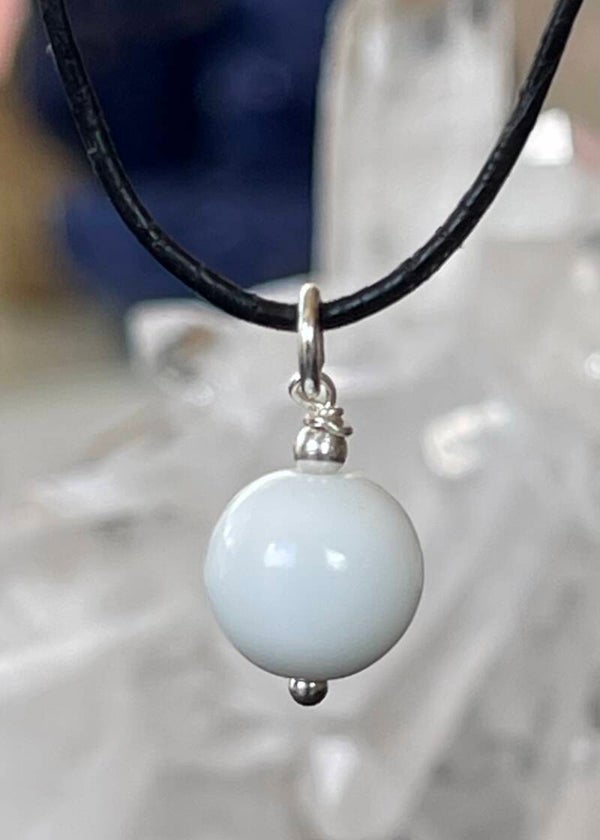 Witte Jade hangertje, met veter