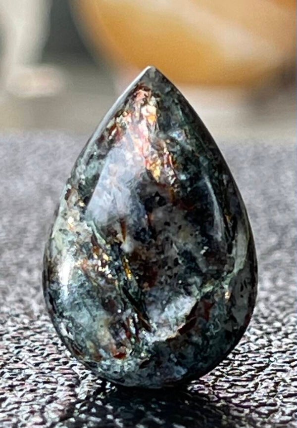 Astrofylliet edelsteen cabochon druppel, medium
