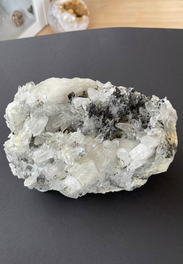 Bergkristal cluster punten met Hübneriet en Pyriet uit Peru ruw, groot