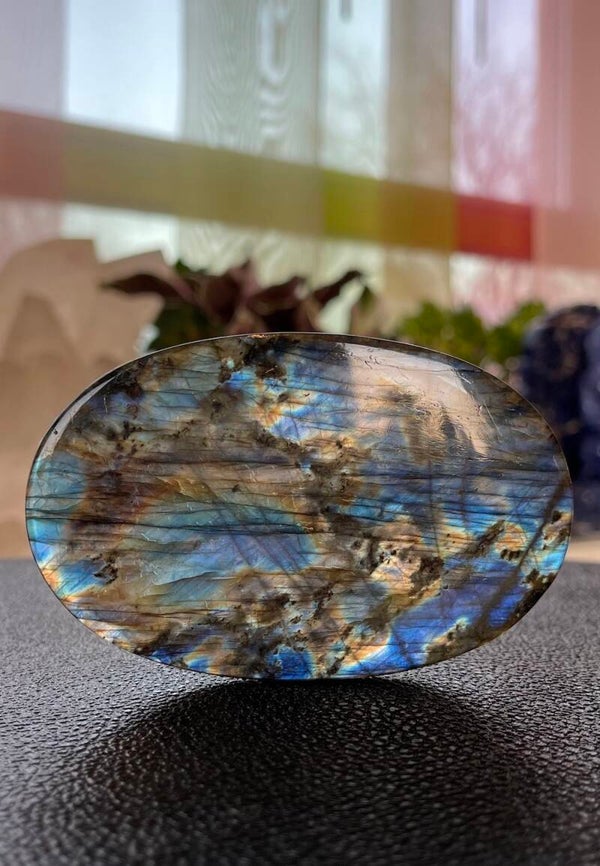 Labradoriet schijf, afgerond, twee zijden gepolijst, groot