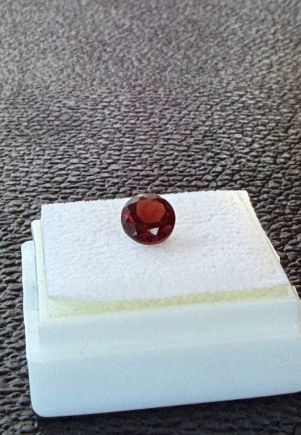 Granaat edelsteen facet geslepen , klein
