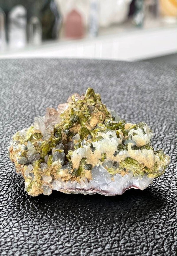 Epidoot met Calciet en Kwarts uit Marokko ruw, klein-medium