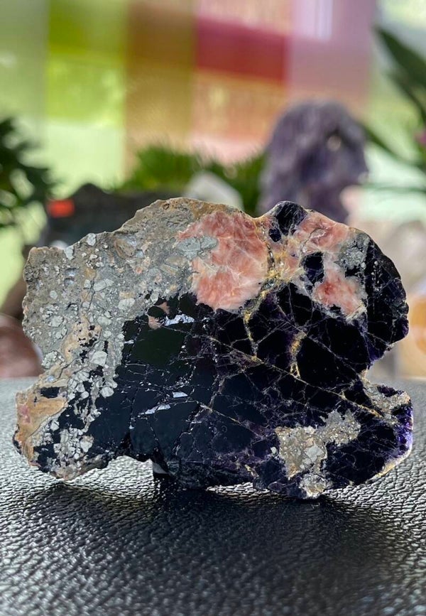 Fluoriet met Pyriet en Bariet plat stuk, één zijde gepolijst, medium