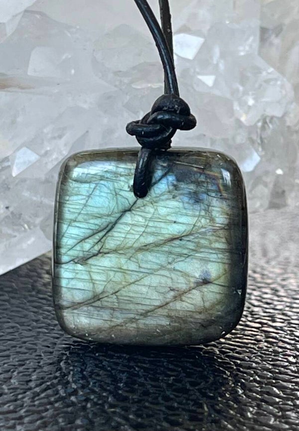 Labradoriet hangertje rechthoek doorboord, met veter