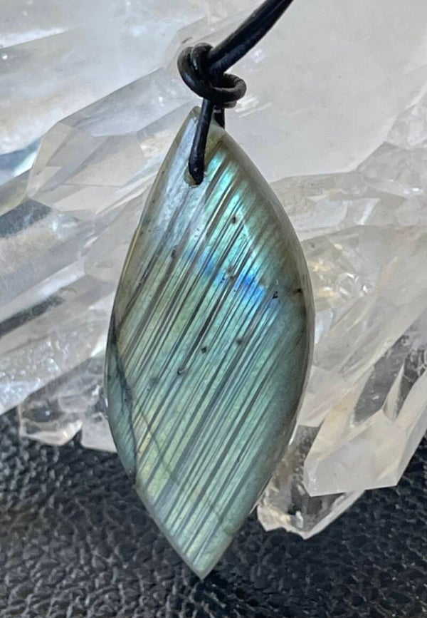 Labradoriet hangertje markies doorboord, met veter