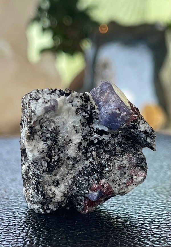 Saffier Korund met Biotiet uit Madagaskar ruw, medium